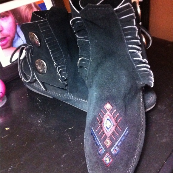 SOLD 🎁 Minnetonka Embroidered Concho Fringe Boots - Picture 1 of 3