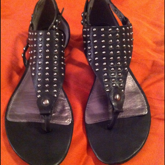 Hot black leather studded flat sandals - Picture 2 of 4