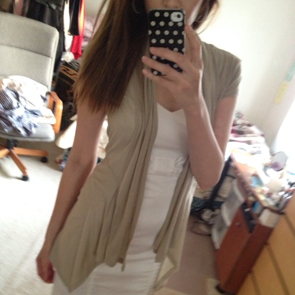 🔴SOLD🔴💛Taupe Short Sleeve Cardigan💛 - Picture 2 of 3