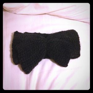 Black headband with bow