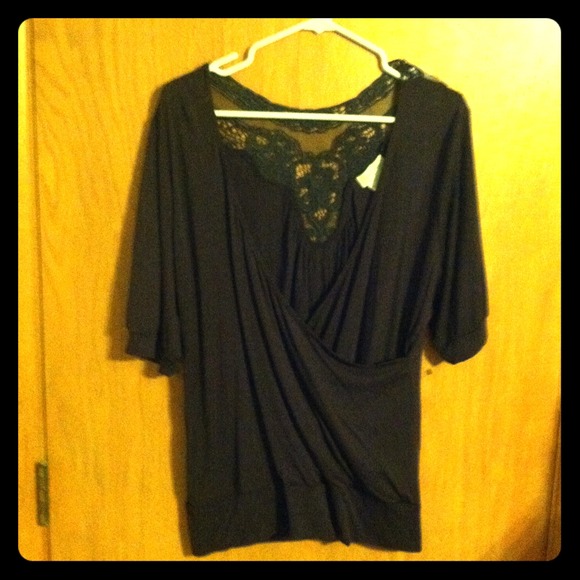 Super cute lace back 3/4 sleeve top