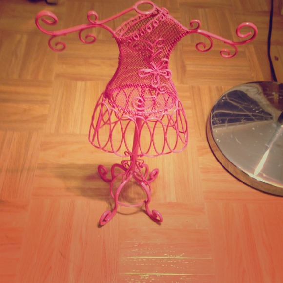 Super cute jewelry holder