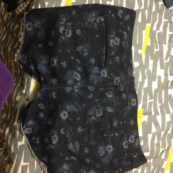 Frayed jean floral print shorts-SOLD - Picture 2 of 3
