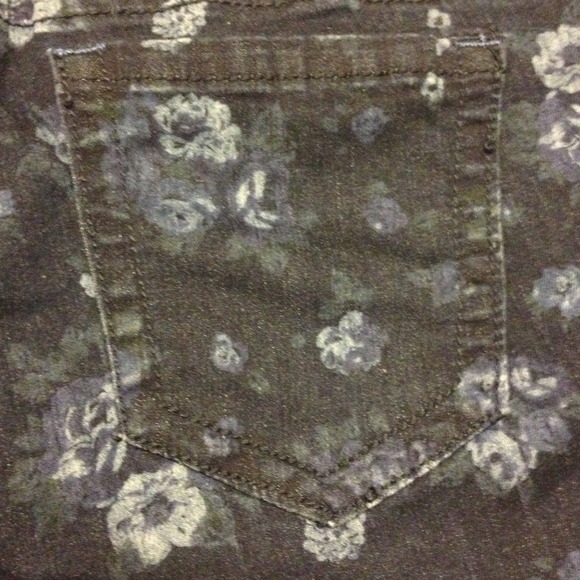 Frayed jean floral print shorts-SOLD - Picture 3 of 3