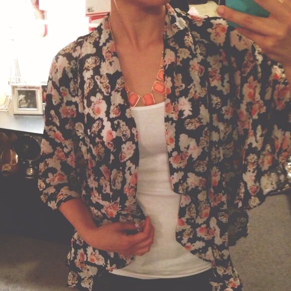 Poema Tops - Floral Kimono Style Bolero