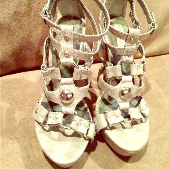 Grey 5"heels.