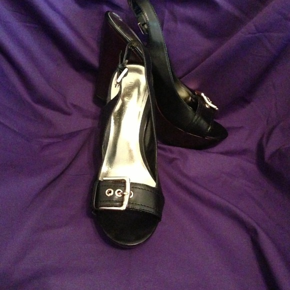 🎉CLEARANCE🎉👀Stylish Nine West open toe  wedge👀