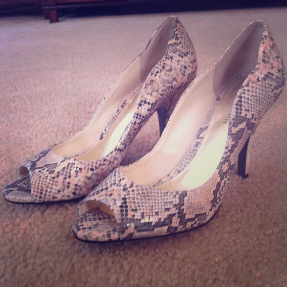 Woman's size 9 peep toe heels