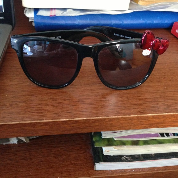 Hello kitty wayferer sunglasses. - Picture 2 of 4