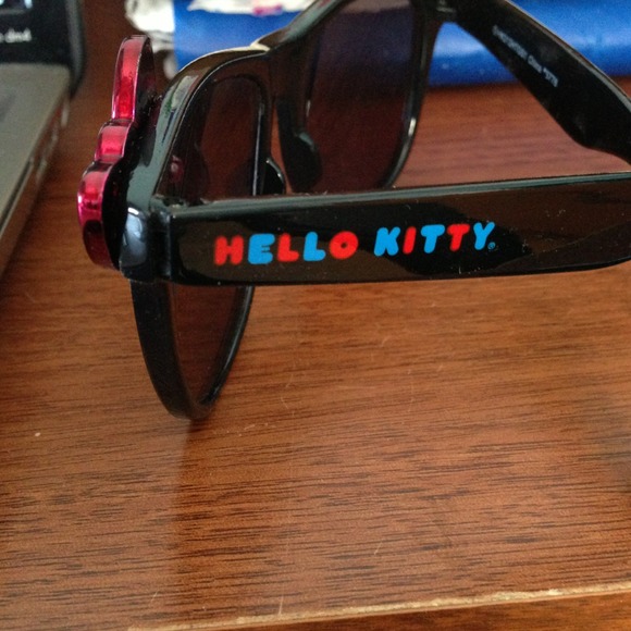 Hello kitty wayferer sunglasses. - Picture 3 of 4