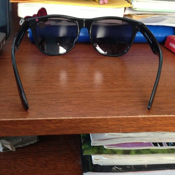 Hello kitty wayferer sunglasses. - Picture 4 of 4
