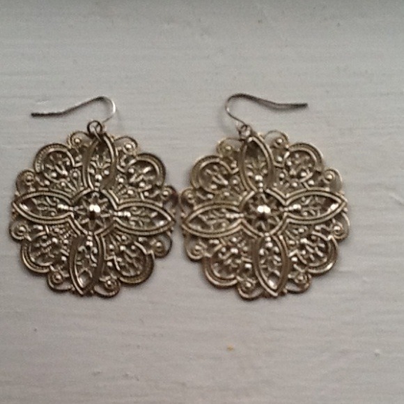 Flower/cross like detailed earrings