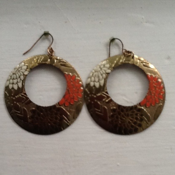 Hoop earrings with flower detail