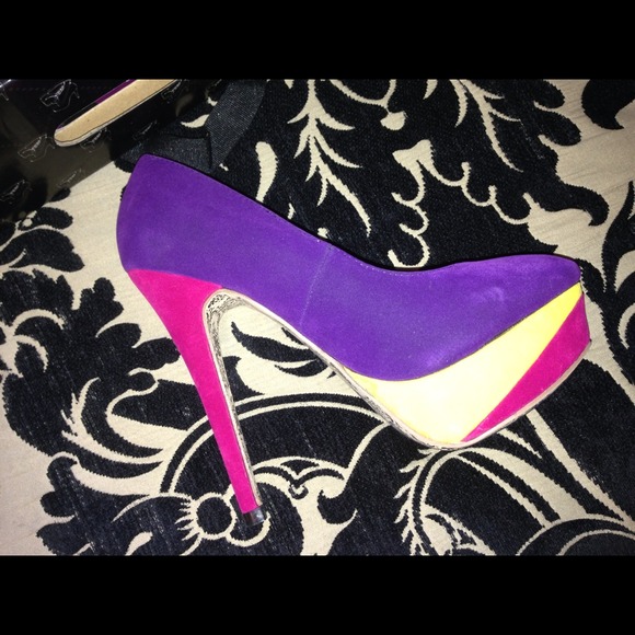 5.5 Heels - Picture 2 of 2