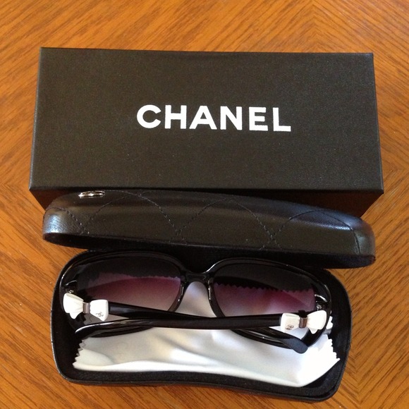 Bow sunglasses with box and case