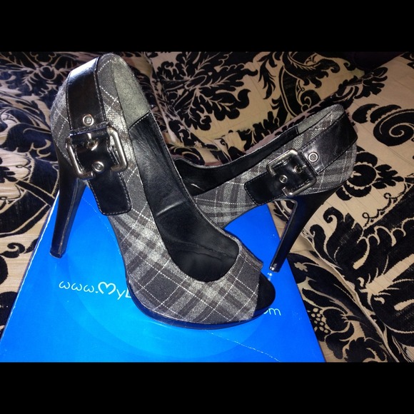 Heels - Picture 2 of 2