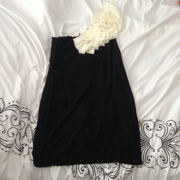 Black and ivory short one shoulder ruffle dress - Picture 3 of 4