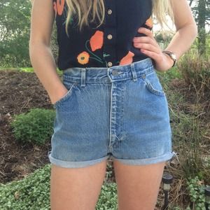 Chic high waisted 80s shorts