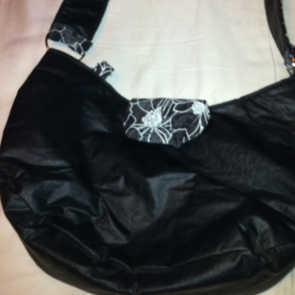 Black medium purse in good condition like new sold