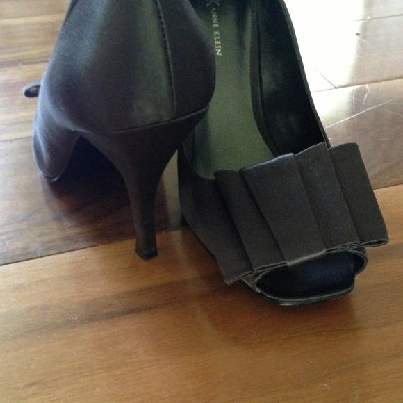 Bow front pumps. Anne Klein - Picture 2 of 3