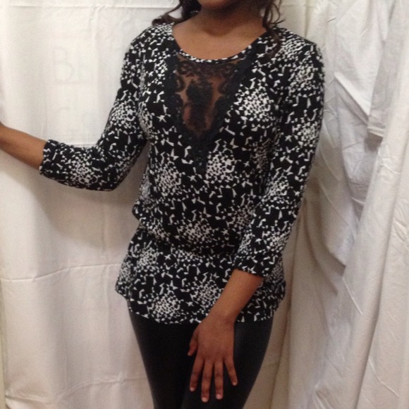 Sold💝 Black and white top.