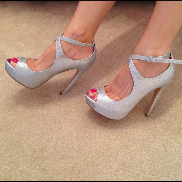 STEVE MADDEN Sparkly silver heels