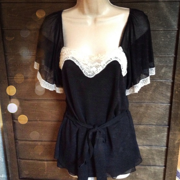 Banana Republic Tops - Banana Republic top 🌟Host Pick - Girly Girl🌟