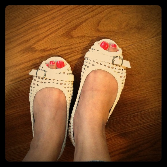 Very Cute Beige Aldo Flats!