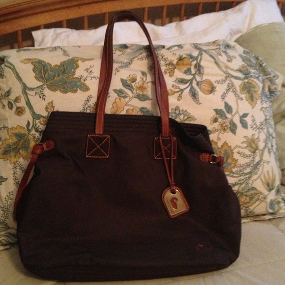 REDUCED! Dooney & Bourke adorable good size bag!