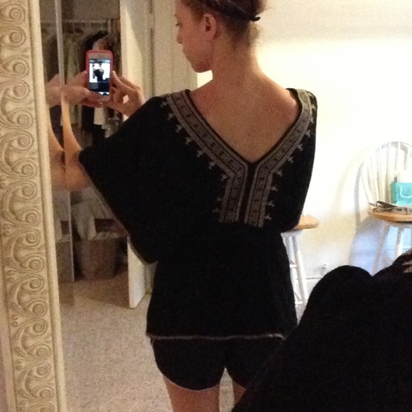 ❌Sold❌Embroidered lightweight bohemian top - Picture 2 of 2