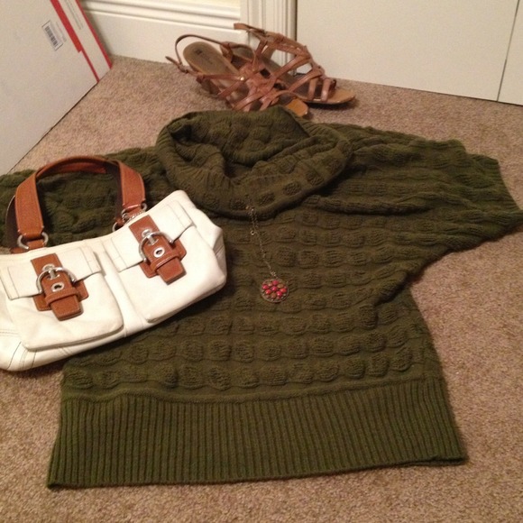 Sold to Cberrero1Reduced 🌴Green Cowl Neck Short S
