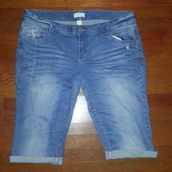 ❌❌SOLD!!❌❌Maurices Knee length shorts plus size 16