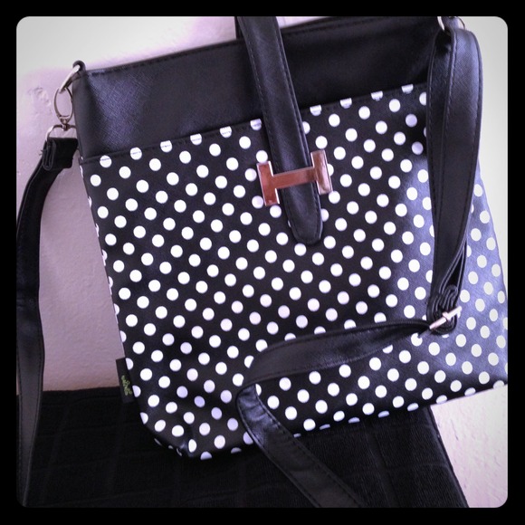 Stylish cross body bag in black and white