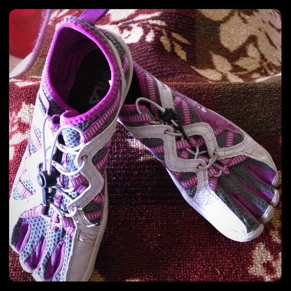 REDUCED FILA Toe shoes size 6