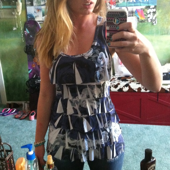Adorable top! Price negotiable! - Picture 2 of 2