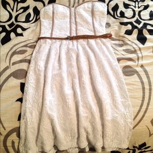 Size Small White Lace Strapless Dress w/Belt
