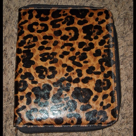 Accessories - Cute leopard print iPad case - perfect condition!