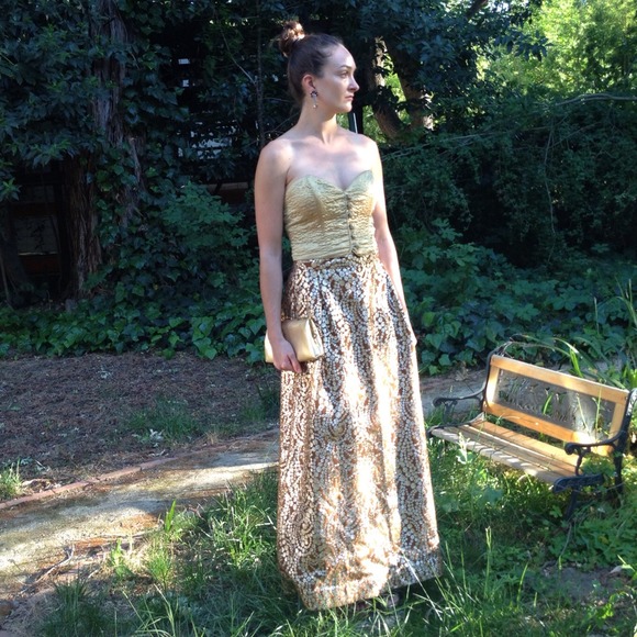 Amazing vintage skirt-gold detail makes you glow! - Picture 3 of 4