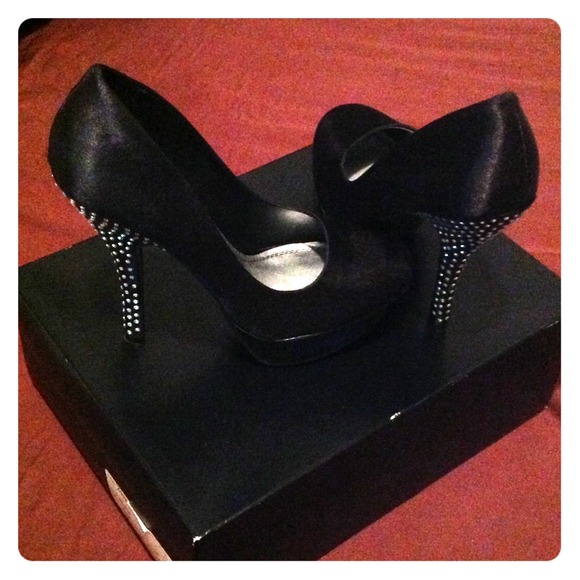 Black Pumps
