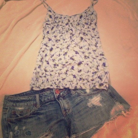 Did somebody say summer?! Cute floral tank!