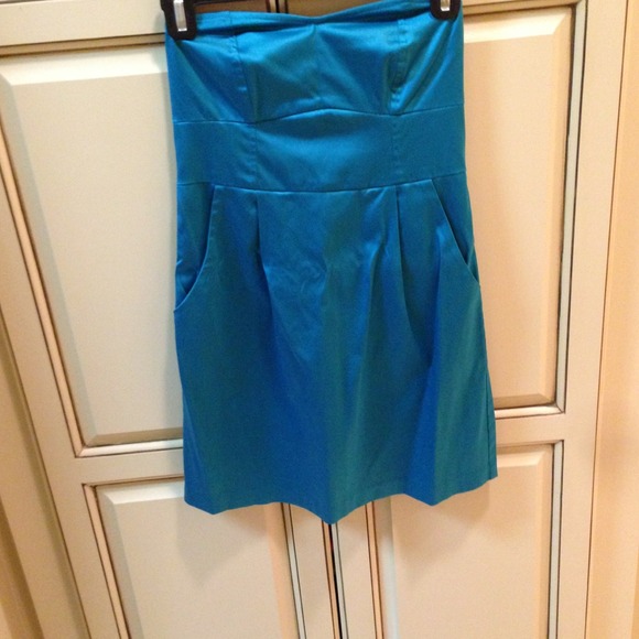 Strapless blue party dress with pockets