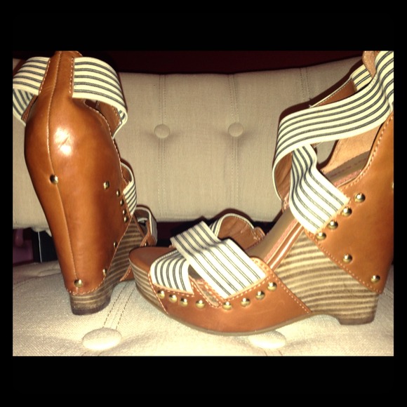 Gianni Bini Platform Wedges