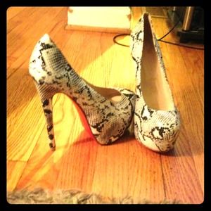 Snake pattern closed toes pumps