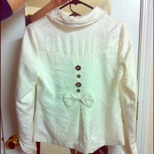 Light coat with soft and sparkling white fabric