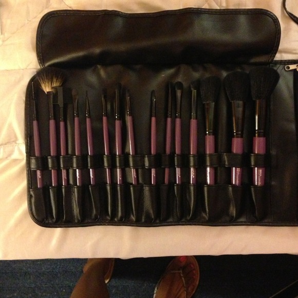 BH Cosmetics brush set
