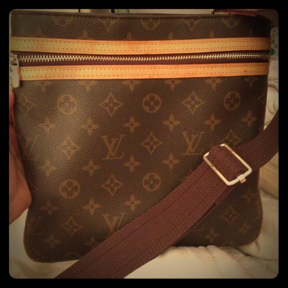 Louis Vuitton crossbody 🚫not available🚫