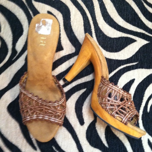 NWOT size 6 high heel sandals
