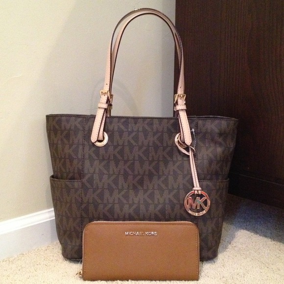 **Sold**Genuine Michael Kors purse & wallet
