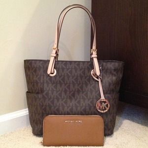 **Sold**Genuine Michael Kors purse & wallet