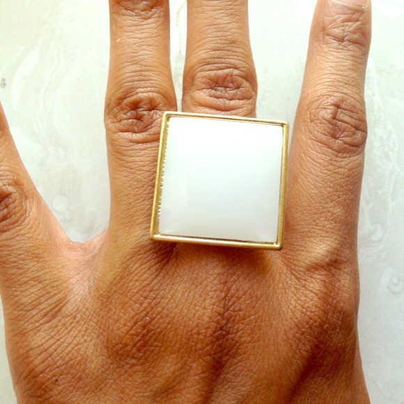 Cute classy white and gold ring - Picture 1 of 1